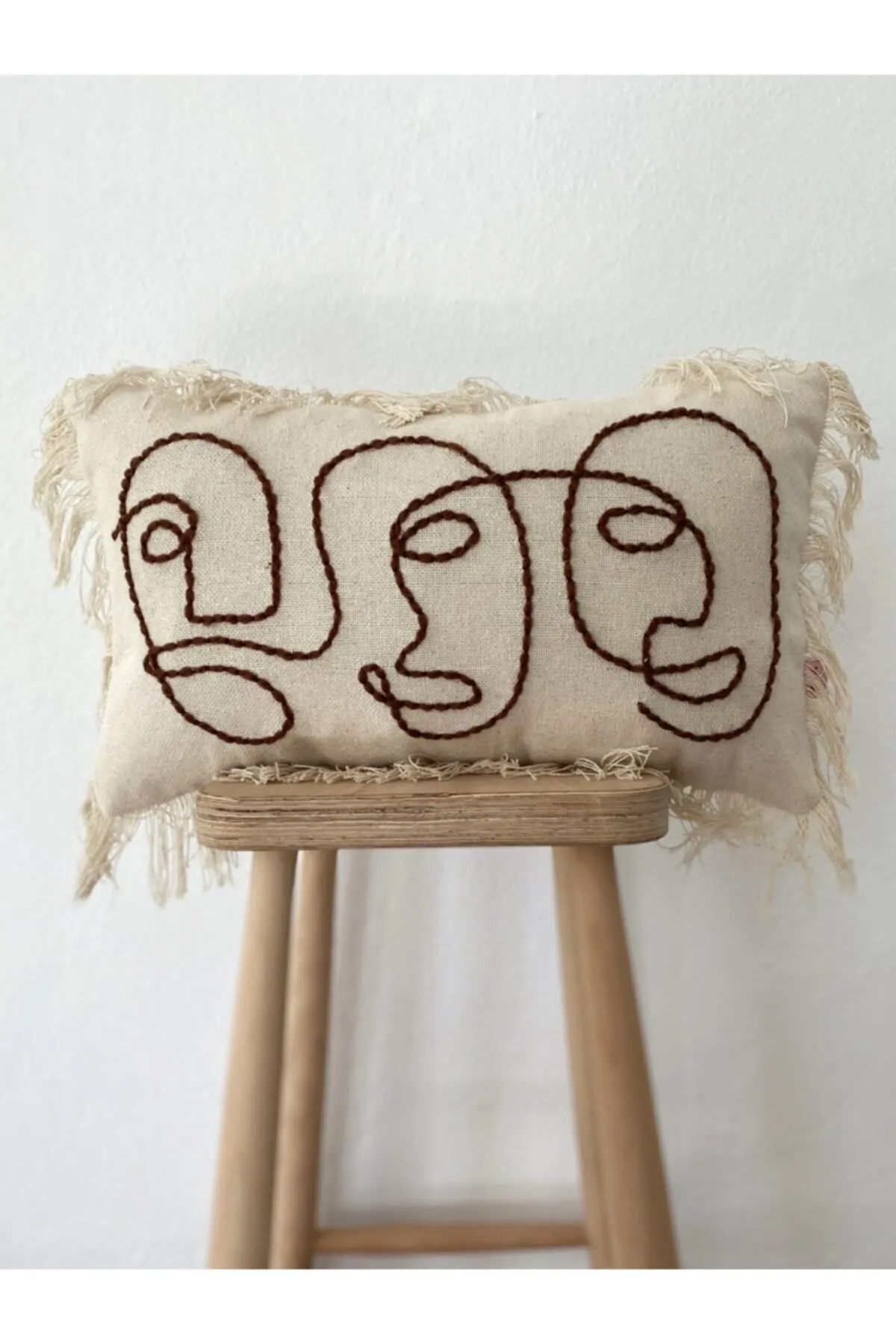 Linen One Line Art Face Figured Tasseled Cushion Cover