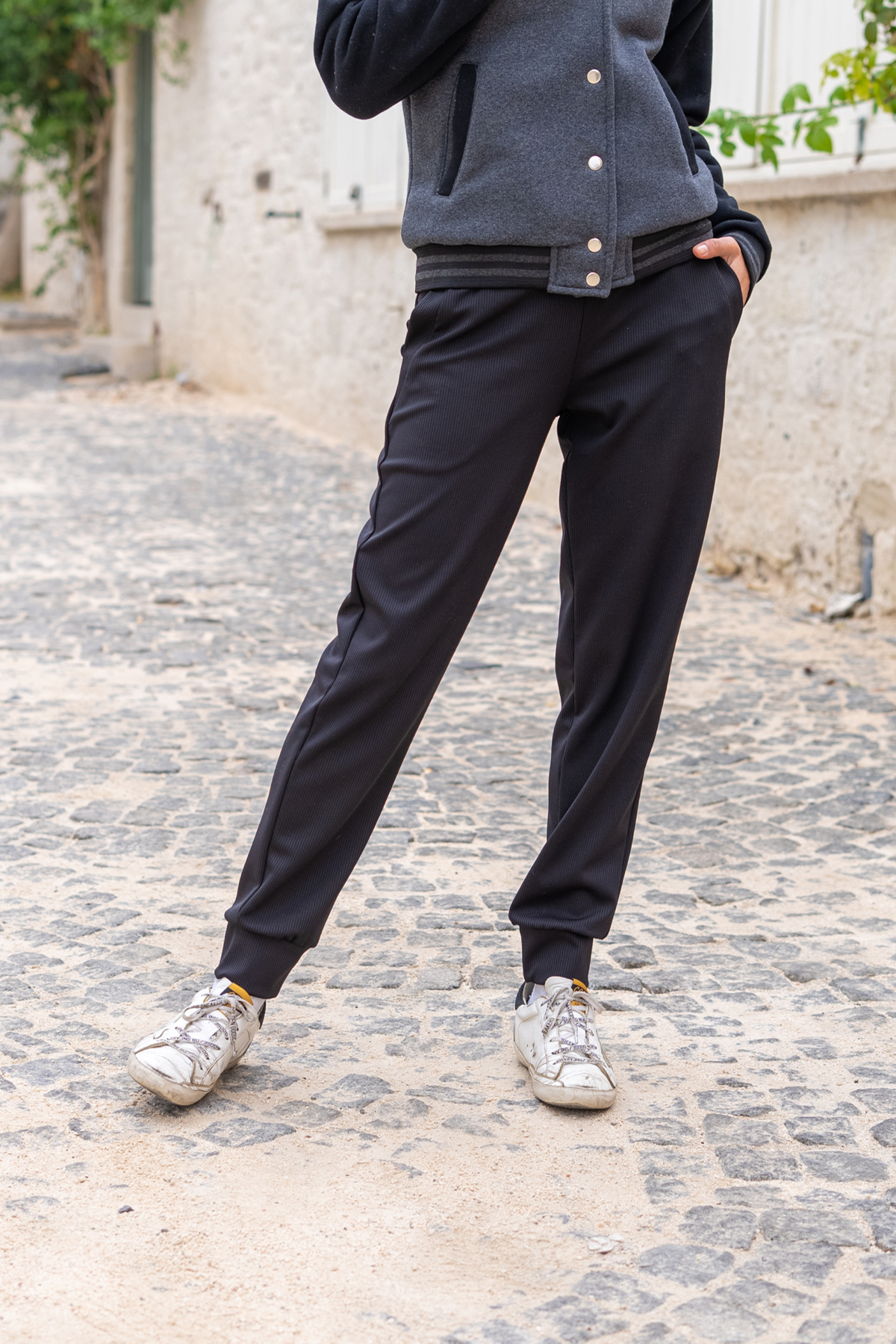 Women's Black Self-Textured Pocket Waist Elastic Jogger Pants Bst3325