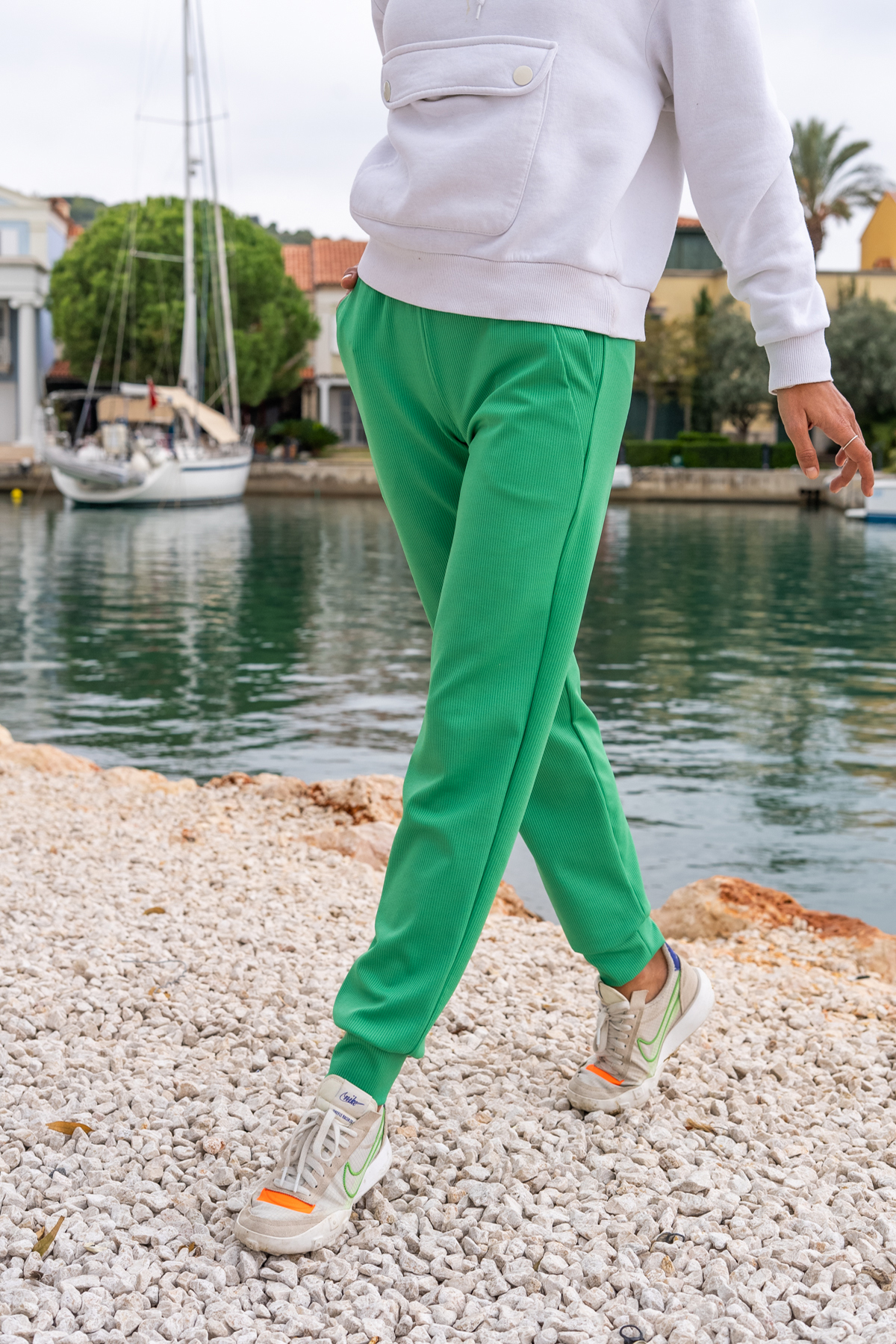 Women's Green Self Textured Pocket Waist Elastic Jogger Pants Bst3325